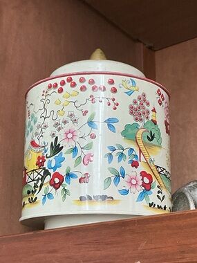Vintage Murray-Allen Regal Crown Tin
Decorative Canister